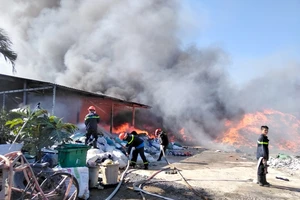 Cháy rụi kho vải vụn ở Tiền Giang