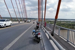 Bỏ xe trên cầu Rạch Miễu, nam thanh niên nhảy sông Tiền