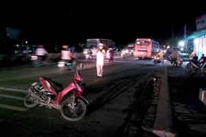 Ô tô khách va chạm xe máy, 1 phụ nữ gãy tay và chân