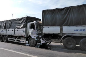 4 xe tải tông liên hoàn, QL1A ùn tắc nhiều km