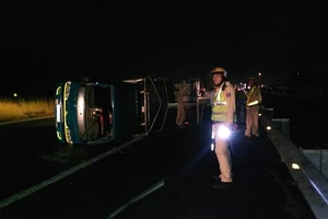 Xe tải nổ vỏ, xoay 180 độ trên cao tốc Trung Lương