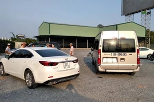 Nữ tài xế nước ngoài gặp tai nạn, đường dẫn cao tốc ùn ứ