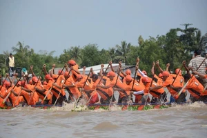Du khách ùn ùn khai hội Ok om bok