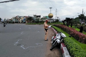 Ô tô đầu kéo đẩy người phụ nữ chạy xe máy cả chục mét