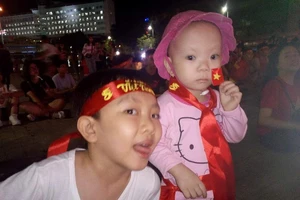 Hình ảnh CĐV ở Cần Thơ cuồng nhiệt dõi theo tuyển Việt Nam