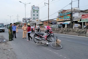 Cụ bà 70 tuổi chạy xe đạp tự té xuống đường bất tỉnh