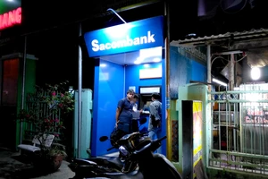 Nam thanh niên đập vỡ màn hình trụ ATM