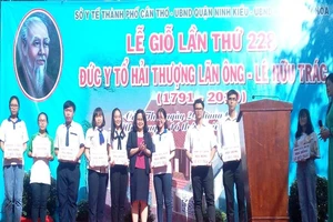 Trao 30 suất học bổng nhân lễ giỗ Hải Thượng Lãn Ông