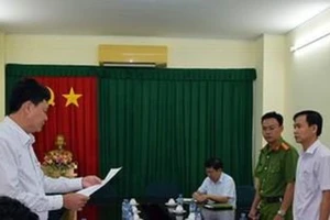 Công an đọc quyết định khởi tố và lệnh bắt tạm giam Trần Văn Tâm -nguyên Giám đốc Công ty Lương thực Trà Vinh (ảnh CTV VPCT)