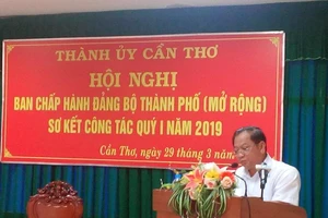 Bí thư Thành ủy TP Cần Thơ Trần Quốc Trung yêu cầu cần có giải pháp cụ thể để kéo giảm tai nạn giao thông- ảnh CẨM GIANG
