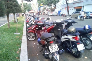 Theo dự kiến, trên địa bàn Ninh Kiều có 37 tuyến cho phép sử dụng tạm thời một phần lòng đường để đỗ xe có thu phí hoặc không thu phí (ảnh: trông giữ xe ở lòng đường Châu Văn Liêm) - ảnh CẨM GIANG
