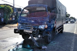 Hiện trường vụ TNGT và tài xế thoát chết nhờ người dân phá cabin xe để cứu, ảnh HÀ HUY