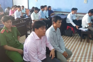 Bị cáo Phương (bìa trái) và Thanh tại tòa sáng 25-6, ảnh Nam Giao