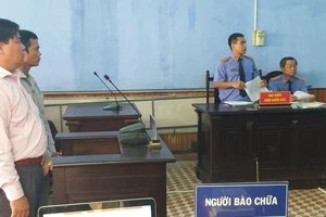 bị cáo Châu Hoài Phương (cựu Phó Chi cục trưởng Chi cục QLTT tỉnh Sóc Trăng) và Ung Văn Thanh (Kiểm soát viên Chi cục QLTT tỉnh Sóc Trăng) nghe đại diện VKS đọc cáo trạng (ảnh NAM GIAO)