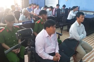 Các bị cáo Châu Hoài Phương và Ung Văn Thanh (ảnh Nam Giao)