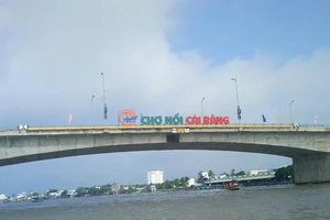 Chợ nổi Cái Răng được Tạp chí Du lịch Rough Guide (Anh quốc) bình chọn là một trong 10 chợ ấn tượng nhất thế giới, ảnh CẨM GIANG