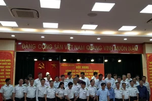 Tập thể cán bộ công chức Kiểm toán NN khu vực V, ảnh CẨM GIANG