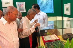 khai mạc triển lãm ảnh “50 năm thực hiện Di chúc của Chủ tịch Hồ Chí Minh” và trưng bày chuyên đề “Tranh ký họa kháng chiến ở ĐBSCL”, ảnh QUANG VĨNH