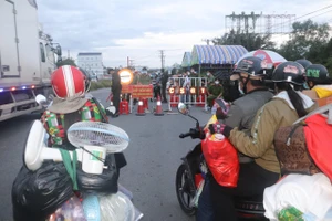 Hàng chục người về quê Bạc Liêu, Sóc Trăng bị chặn tại cửa ngõ vào Hậu Giang