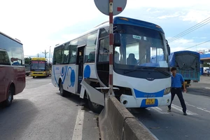 Ô tô khách lao vào dải phân cách trên đường dẫn cao tốc TP.HCM - Trung Lương