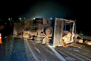 Xe tải nổ vỏ lật ngang trên cao tốc TP.HCM - Trung Lương