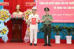 Đại tá Hồ Việt Triều, Phó Giám đốc Công an tỉnh Cà Mau đến nhận công tác và giữ chức vụ Giám đốc Công an tỉnh Bạc Liêu. 