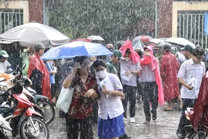 Vừa thi xong môn Toán, thí sinh đã có ô dù che chắn vì mưa lớn 