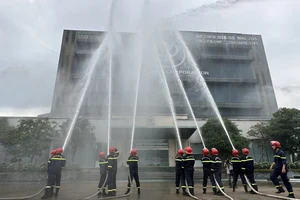 Công an Bến Tre thực tập chữa cháy và cứu nạn, cứu hộ tại khu công nghiệp