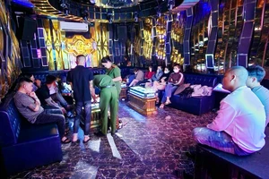11 đối tượng vào quán karaoke để sử dụng trái phép chất ma tuý 