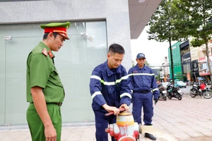 Phòng Cảnh sát PCCC & CNCH (Công an TP Cần Thơ) khảo sát, thu thập dữ liệu tại một trụ nước chữa cháy tại Trung tâm Thương mại thuộc phường Cái Khế. Ảnh: CACT