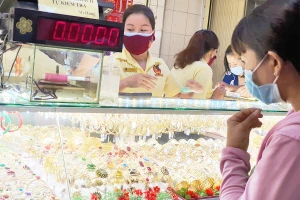 Giá vàng được dự báo sẽ tiếp tục tăng trong thời gian tới. Ảnh: T.LINH