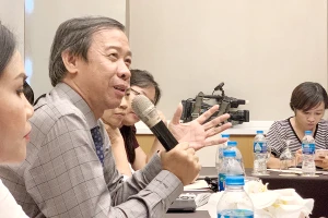 TS-BS Nguyễn Văn Vĩnh Châu chia sẻ về nguy cơ kháng thuốc tại hội thảo. Ảnh: HL