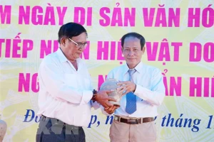 Đại diện Bảo tàng tỉnh Đồng Tháp tiếp nhận hiện vật, cổ vật. Ảnh: NGUYỄN VĂN TRÍ/TTXVN