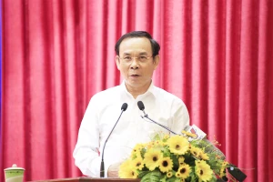 Bí thư Thành ủy TP.HCM Nguyễn Văn Nên phát biểu tại buổi tiếp xúc cử tri các quận 5, 10 và 11. Ảnh: TÁ LÂM