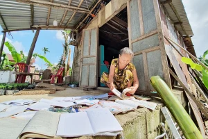 Những căn nhà chực đổ bên dòng Vu Gia