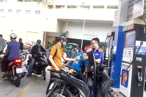 Tranh cãi về mở cửa cho nước ngoài bán xăng