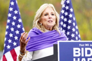 Jill Biden - đệ nhất phu nhân tiếp tục đứng trên giảng đường