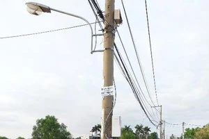 Điện lực Thủ Thiêm phản hồi về trụ điện giữa đường