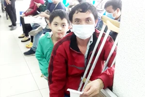 Anh Võ Văn Thìn đi khám bệnh tại BV Chợ Rẫy (TP.HCM). Ảnh: TẤN LỘC