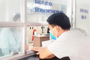 Người dân đến làm thủ tục đăng ký hộ tịch tại UBND phường Bình Hưng Hòa B, quận Bình Tân, TP.HCM. Ảnh: NGUYỄN HIỀN