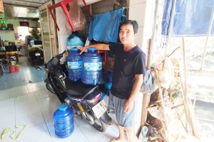 Hộ gia đình ông Nguyễn Công Liêm ở ấp 3 phải mua nước uống đóng chai về sinh hoạt. Ảnh: ĐẶNG LÊ