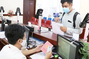 Khi tách hộ khẩu, người đến làm thủ tục phải xuất trình hộ khẩu, ý kiến đồng ý bằng văn bản của chủ hộ… Ảnh: HOÀNG GIANG