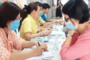 Bảo hiểm xã hội TP.HCM tư vấn những quyền lợi và cách tham gia BHXH cho người dân. Ảnh: VÕ HÀ