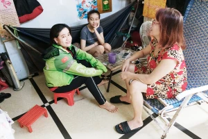 Chị Phương thường tranh thủ trò chuyện cùng khách, mỗi câu chuyện lại tiếp thêm động lực cho hành trình rong ruổi của chị mỗi ngày.