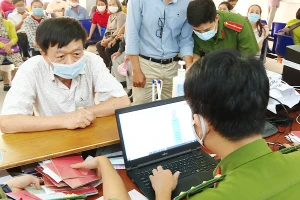 Người dân làm thủ tục cấp CCCD tại Công an quận Gò Vấp, TP.HCM. Ảnh: NGUYỄN TÂN