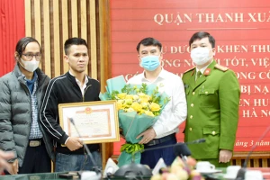 Khen thưởng người cứu cháu bé rơi từ tầng 12 