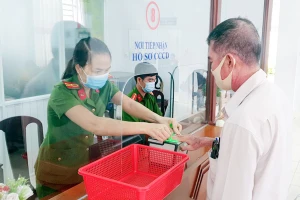 Một người đang được lấy dấu vân tay để làm thủ tục cấp CCCD. Ảnh: VÕ PHẠM