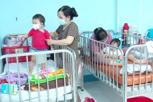 Nắng gay gắt, người lớn, trẻ em thi nhau bệnh