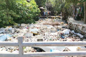 Đủ loại rác ngập tràn mặt kênh Hy Vọng. Ảnh: NGUYỄN HIỀN