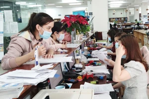 Người dân đến cơ quan Bảo hiểm xã hội TP.HCM liên hệ làm các thủ tục liên quan đến bảo hiểm. Ảnh: NGUYỄN HIỀN